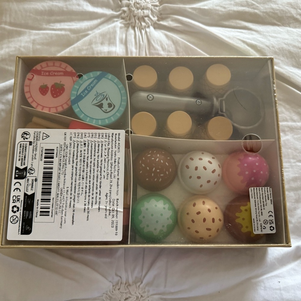 NIB Pretend Play Kids Ice Cream Counter Set